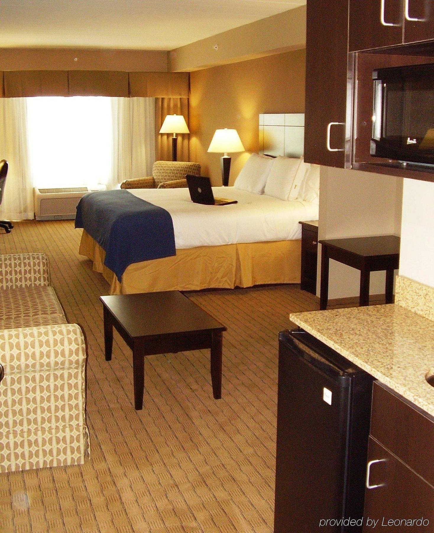 Holiday Inn Express Hotel & Suites Fort Myers East - The Forum, An Ihg Hotel Rom bilde